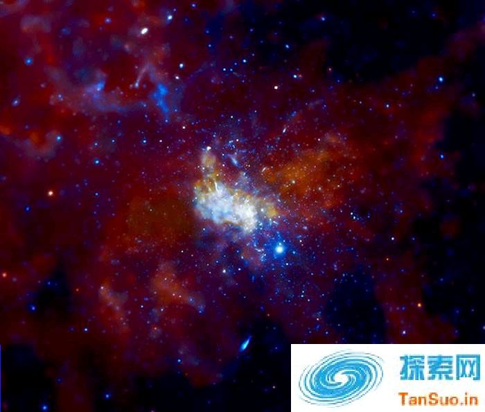 这是张X射线的影像，可以看出银河系中心超大质量黑洞──人马座A *（Sagittarius A*）的周围区域相当混乱。 PHOTOGRAPH BY NASA