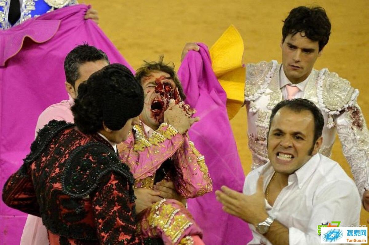 血腥的西班牙斗牛表演公牛被长剑刺死画面残忍 - 图说世界 - 龙腾网